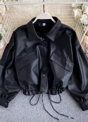 Куртка пиджак кожаная кожанка короткая с затяжками черная1 фото
