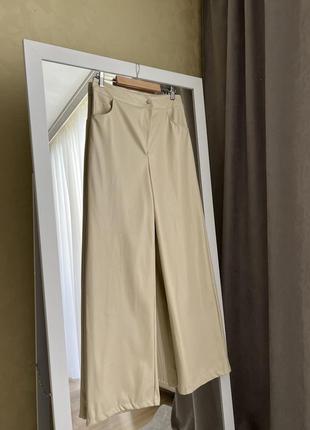 Стильные брюки из экокожи