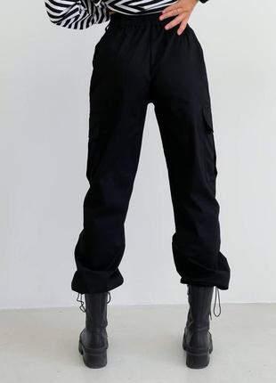 Женские штаны с накладными карманами черные3 фото