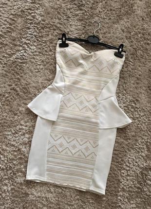 Стильное платье без бретелей с баской, размер s