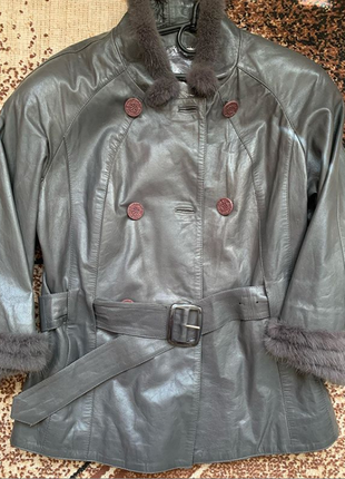 Куртка кожаная серого цвета с отделкой из норки, с поясом почти новая