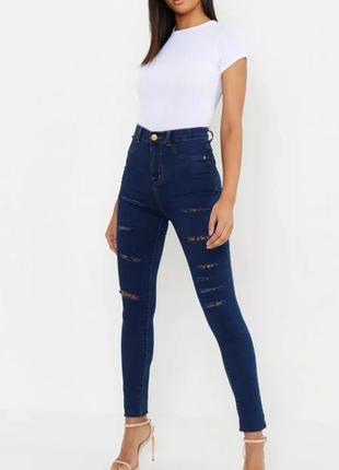 Суперові стрейчеві джинси з рваностями з мега високою посадкою boohoo