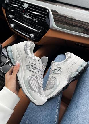 Кожаные демисезонные кроссовки new balance 2002r. цвет серый с белым