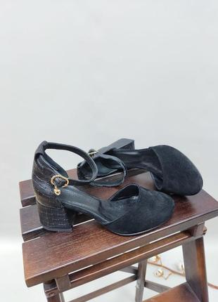 Базові чорні босоніжки на невисокому каблуку багато кольорів2 фото