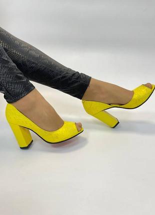 Женские туфли из натуральной кожи с теснением в ярко-желтом цвете на кабоуке 9см9 фото