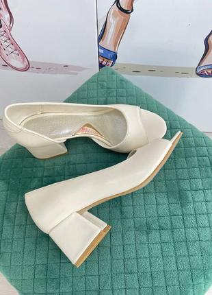 Жіночі туфлі з натуральної шкіри в світло-біжовому кольорі на каблуку 6см