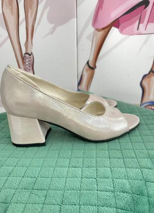 Жіночі туфлі з натуралтнрї шкіри пудра сатін з відкритим носиком на каблуку 6см