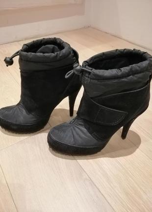 Стильні замшеві ботильйони