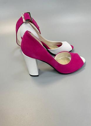 Жіночі туфлі з натуральної шкіри комбіновану з замшей у малиново-білому кольорі на каблуку 9см