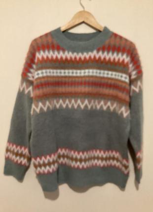 Красивый модный свитер oversize.
