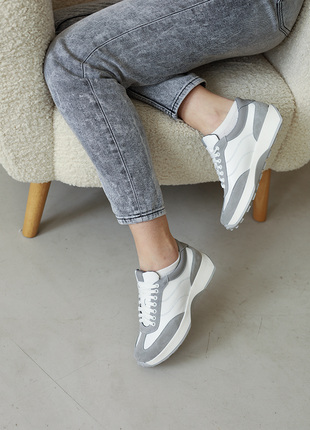 Шкіряні білі кросівки із замшевими сірими вставками5 фото