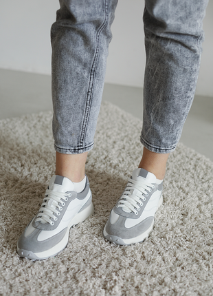 Шкіряні білі кросівки із замшевими сірими вставками3 фото