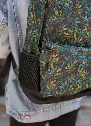 Удобный и большой рюкзак принтованный marihuana женский5 фото