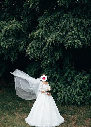 Весильное платье белого цвета, по типу платье трубы.