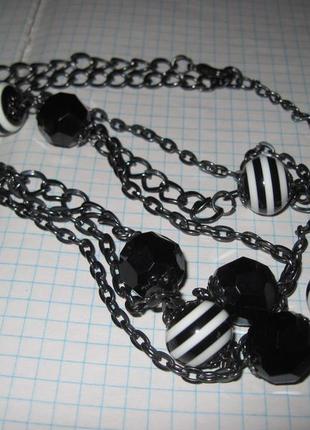.колье с разными бусинами на цепочке. пластик и металл.