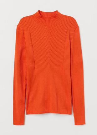 Обтягуючий светр в рубчик з м'якого трикотажу з вмістом вовни. з водолазкою і довгими рукавами..1 фото