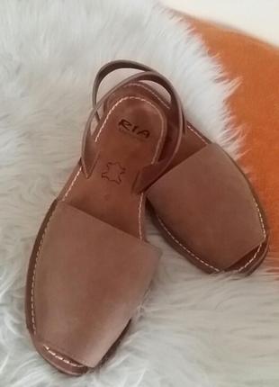 Стильні шкіряні  босоніжки.