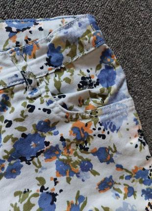 Стильные джинсы в цветочный принт.3 фото