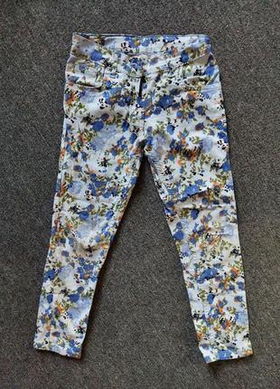 Стильные джинсы в цветочный принт.2 фото