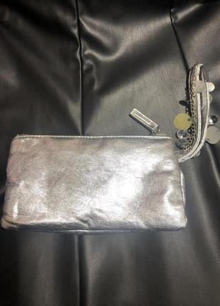 Look. серебриста косметичка