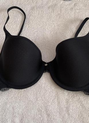 Черный бюстгальтер с кружкой.