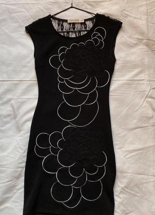Черное мини платье с кружевной спинкой