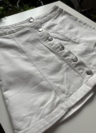 Белая юбочка под джинс на пуговицах