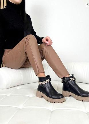 Супер модные кожаные женские деми ботинки с цепочками 💙💛🏆4 фото