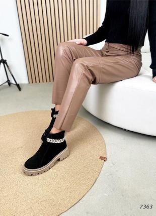 Супер модные замшевые женские деми ботинки с цепочками в наличии и под отшив💙💛🏆6 фото