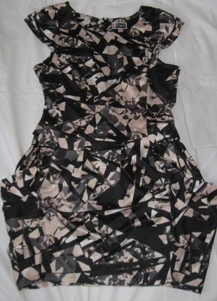 Короткое атласное платье с драпировкой на бедрах1 фото