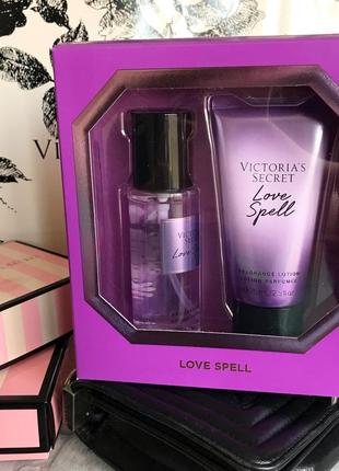 Подарунковий набір victoria’s secret duo set gift box love spell спрей лосьйон вікторія подарунок