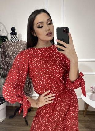 Легка сукня в горох з рюшею