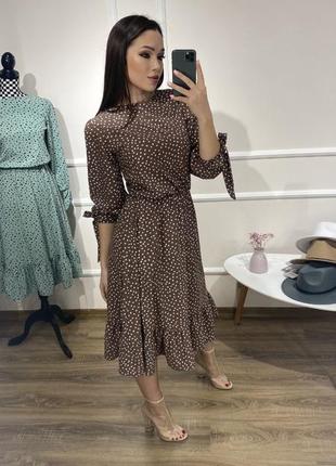 Легка сукня в горох з рюшею