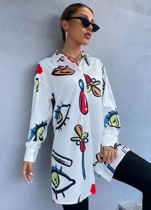 Женская удлиненная рубашка с ярким принтом. мода весна 2023. новинка. стиль.