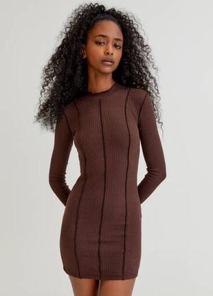 Коричневое платье в рубчик pull and bear