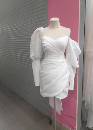 Коротка весільна сукня