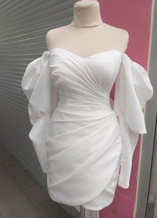 Коротка весільна сукня