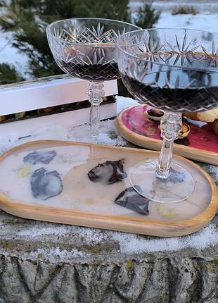 Стильна підставка з епоксидної смоли і квітів.