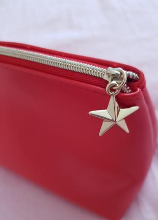Красная косметичка givenchy с золотой фурнитурой