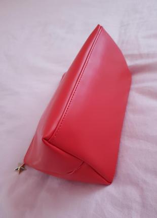 Красная косметичка givenchy с золотой фурнитурой