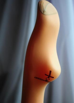 Нежные бежевые телесные коричневые колготки колготы 20 ден с модным тату-принтом рисунками узорами3 фото