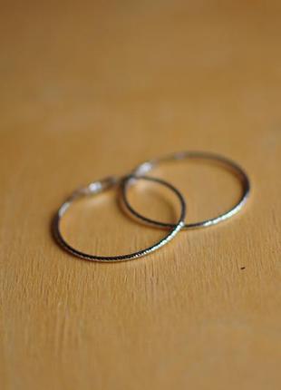 Стильные изящные кольца серьги колечки в ушко ушки уши под серебро с резьбовой структурой