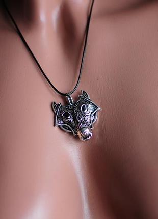 Великий стильний кулон медальйон амулет із мордою вовком під срібло з чорницями в комп1 фото