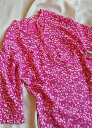 Ніжна квіткова блуза