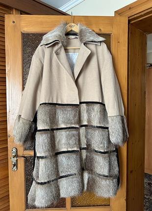 Стильне вільного крою пальто з мех. нутріі