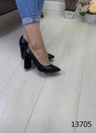 Женские классические кожаные туфли на широком каблуке9 фото