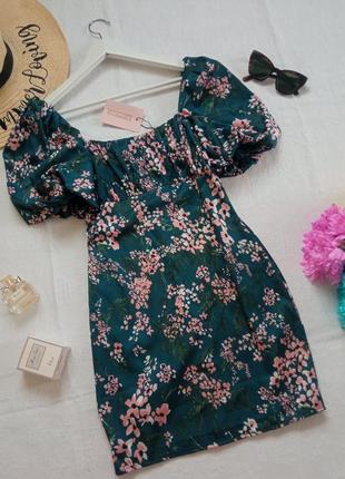 Короткое платье с вырезом каре и пышными рукавами. платье зеленое в цветочек