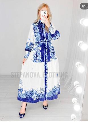 Біле плаття з синім орнаментом