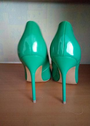 Туфли на шпильке модного цвета