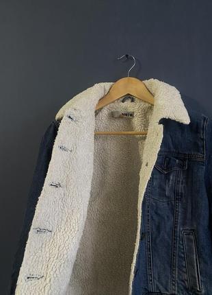 Утеплена джинсова куртка з розписом ручної роботи